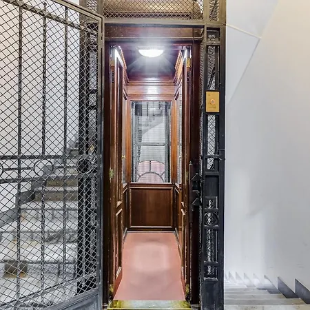 Crystal Trevi Fountain - Romedreamhome Apartman